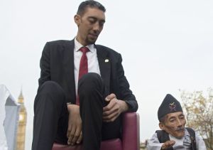 World's tallest man meets world's shortest man2