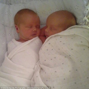 woman-reaches-delivers-twin-babies-caesarean6