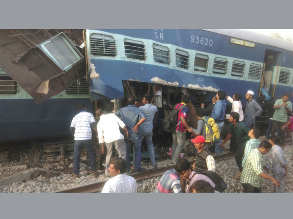 13-1423802054-bengaluru-express-derails3