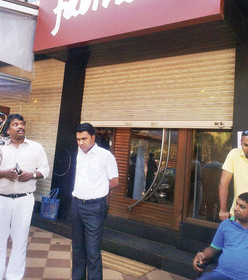 Smriti finds 'peeping cam' in clothing store0