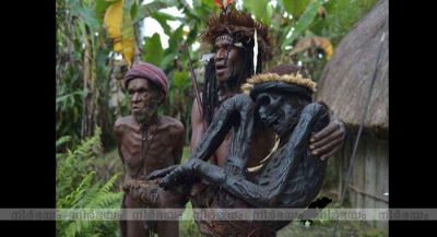 Indonesia-Keeps-the-Dead-in-Homes-for-Years